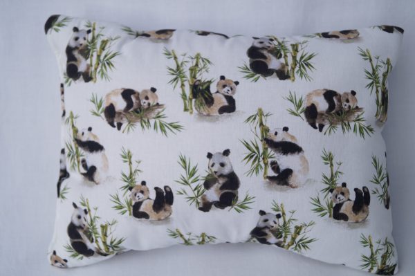 101-1_54-1-vankus-panda.jpg Lavendelkissen Panda – gemütliches Duftkissen mit süßem Panda-Design