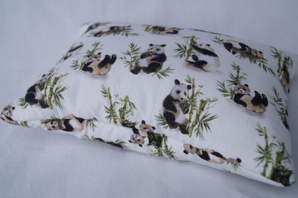 101-2_54-2-vankus-panda.jpg Lavendelkissen Panda – gemütliches Duftkissen mit süßem Panda-Design
