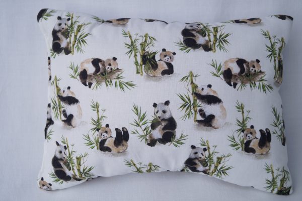 101-3_54-3-vankus-panda.jpg Lavendelkissen Panda – gemütliches Duftkissen mit süßem Panda-Design
