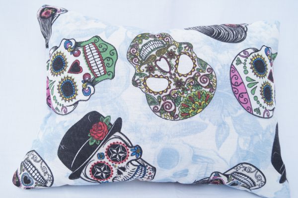 107-1_72-1-vankus-tanis-lebky.jpg Lavendelkissen Tanis – weiches Duftkissen mit außergewöhnlichem Totenkopf-Motiv