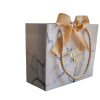 196-1_darcekova-taska-biela-elegantna-pre-1-2-sviecky.png **Elegante weiße Geschenktasche – für 1 bis 2 Kerzen**
