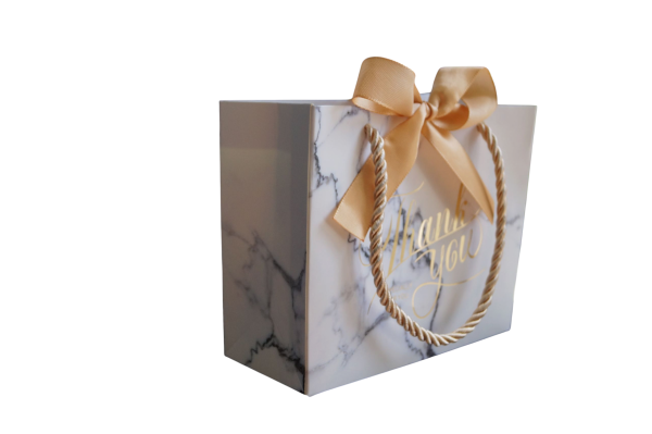 196-1_darcekova-taska-biela-elegantna-pre-1-2-sviecky.png **Elegante weiße Geschenktasche – für 1 bis 2 Kerzen**