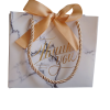 196_darcekova-taska-biela-elegantna-pre-1-2-sviecky.png **Elegante weiße Geschenktasche – für 1 bis 2 Kerzen**