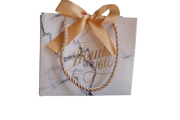 196_darcekova-taska-biela-elegantna-pre-1-2-sviecky.png **Elegante weiße Geschenktasche – für 1 bis 2 Kerzen**